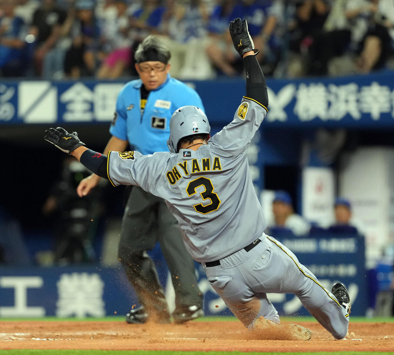 DeNA対阪神　4回表阪神2死二塁、前川右京の右前打で生還する大山悠輔（撮影・たえ見朱実）
