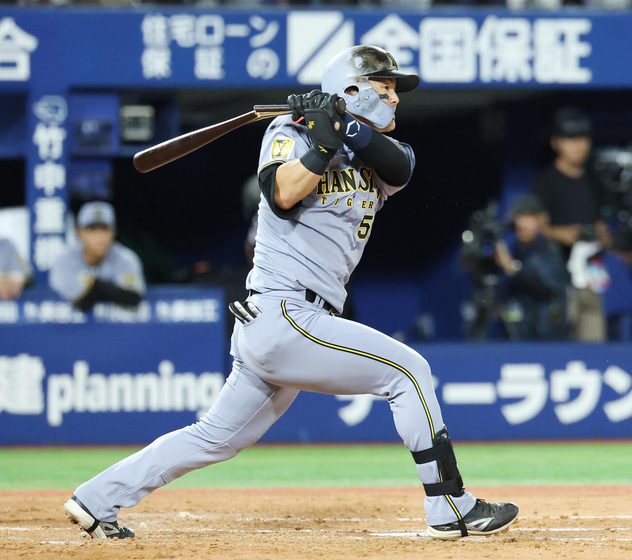 DeNA対阪神　4回表阪神2死二塁、バットを折りながら適時二塁打を放つ前川右京（撮影・宮地輝）