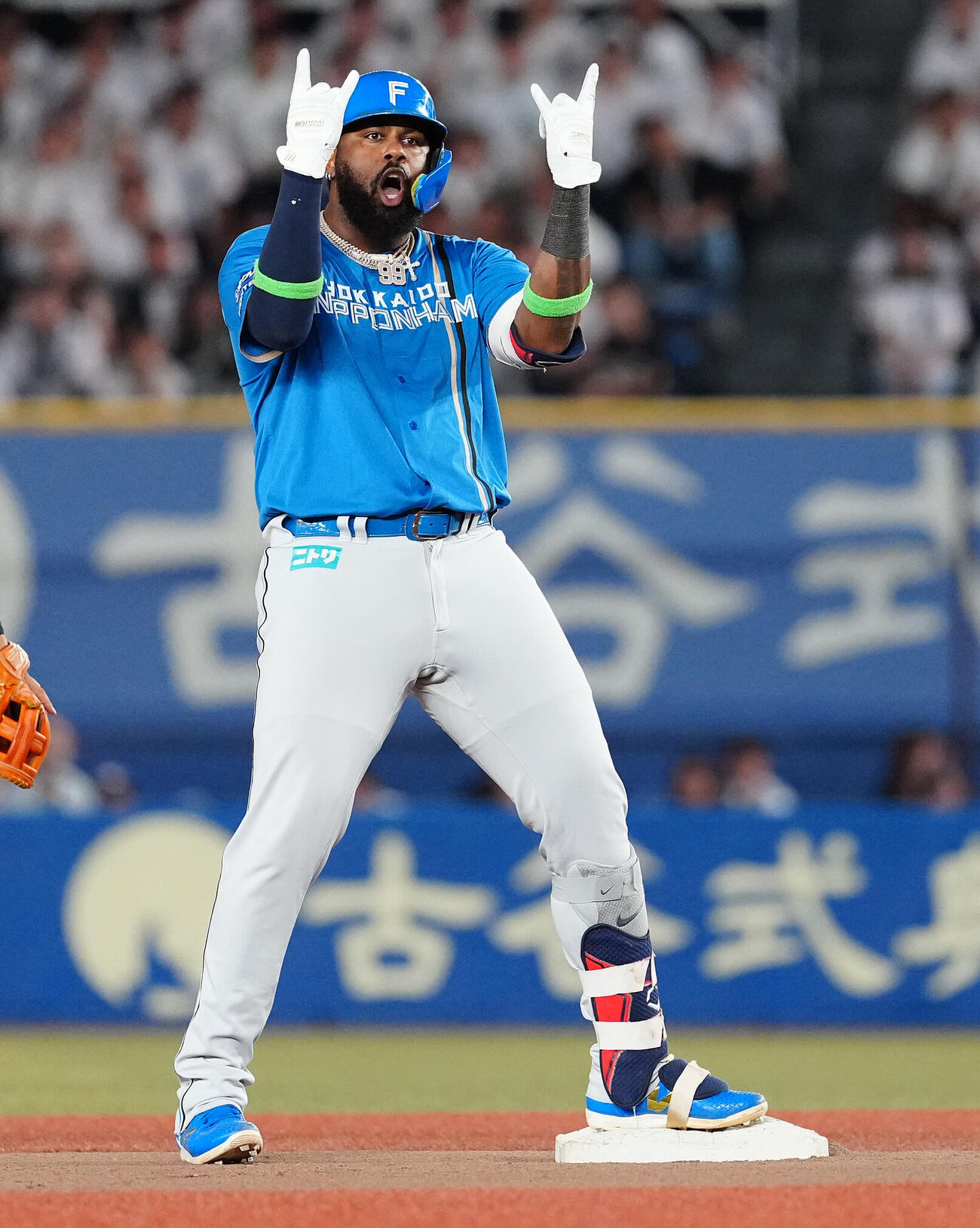 ロッテ対日本ハム　3回表日本ハム1死一、二塁、適時二塁打を放ち、ポーズをとるフランミル・レイエス（撮影・鈴木みどり）