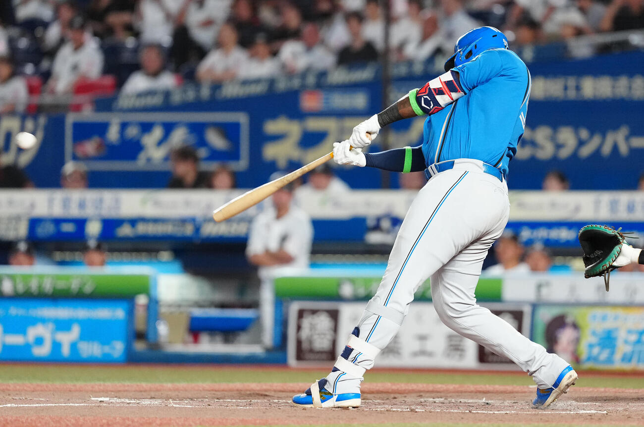 ロッテ対日本ハム　3回表日本ハム1死一、二塁、適時二塁打を放つフランミル・レイエス（撮影・鈴木みどり）