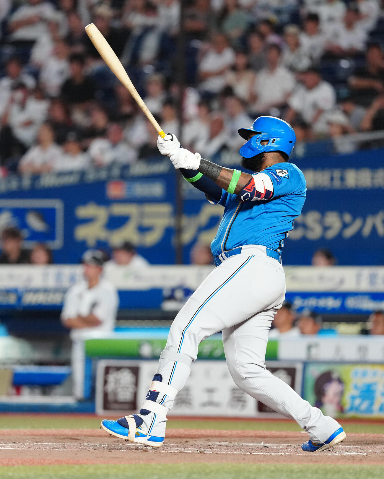 ロッテ対日本ハム　3回表日本ハム1死一、二塁、適時二塁打を放つフランミル・レイエス（撮影・鈴木みどり）