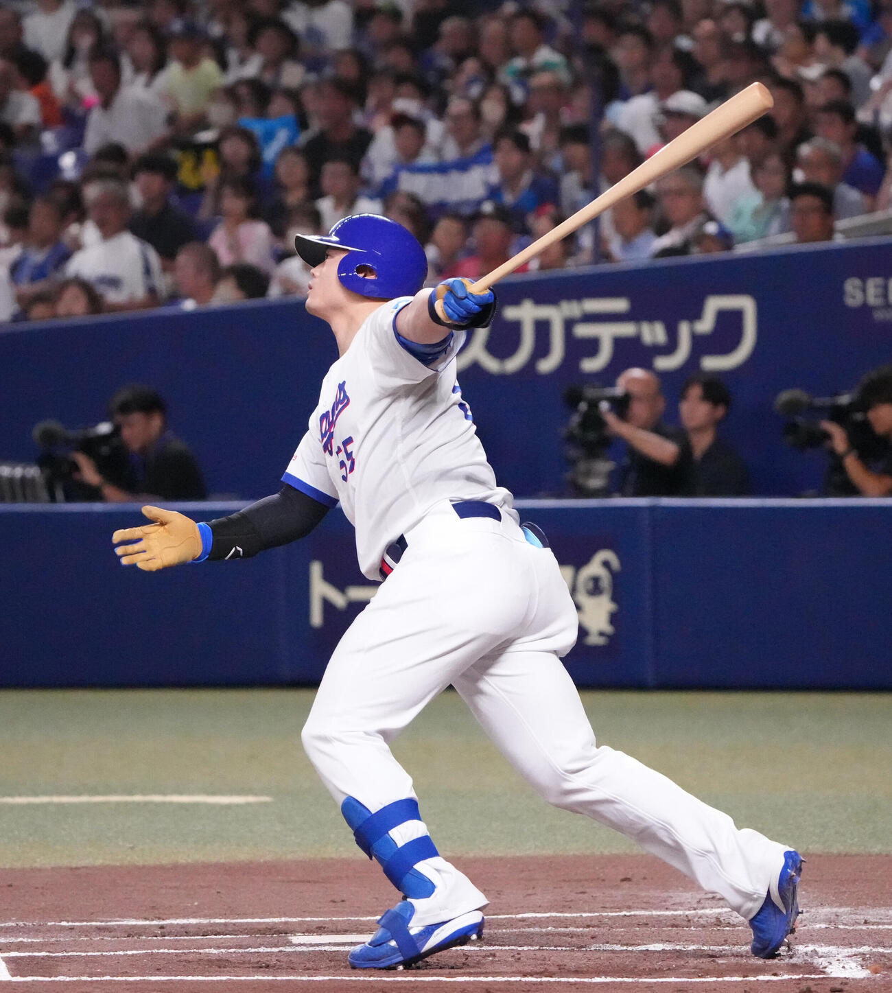 中日対ヤクルト　1回裏中日無死一、二塁、3点本塁打を放つ細川成也（撮影・森本幸一）