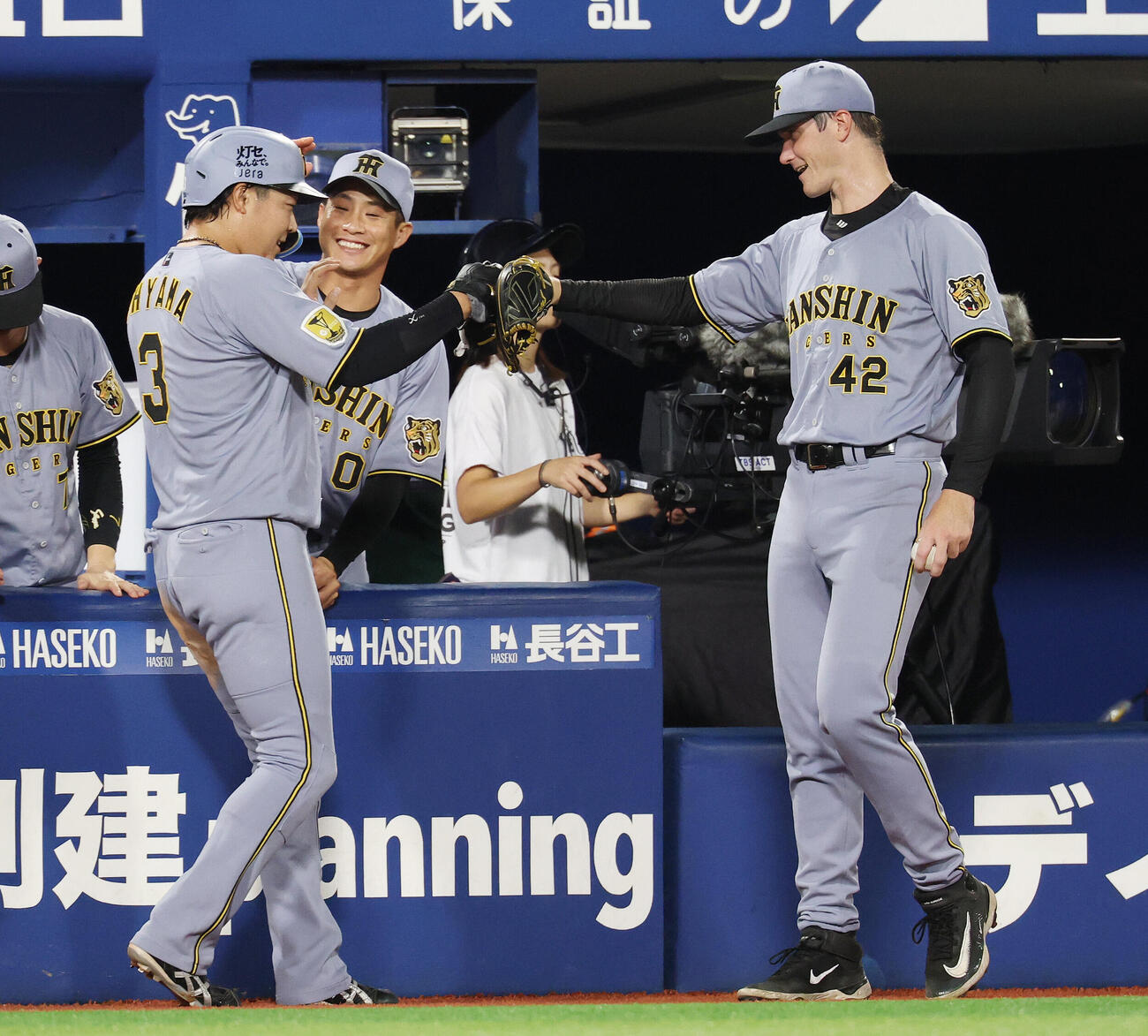 DeNA対阪神　4回表阪神2死二塁、前川右京の適時二塁打で生還した大山悠輔（左）を迎えるイーストン・ルーカス（撮影・宮地輝）
