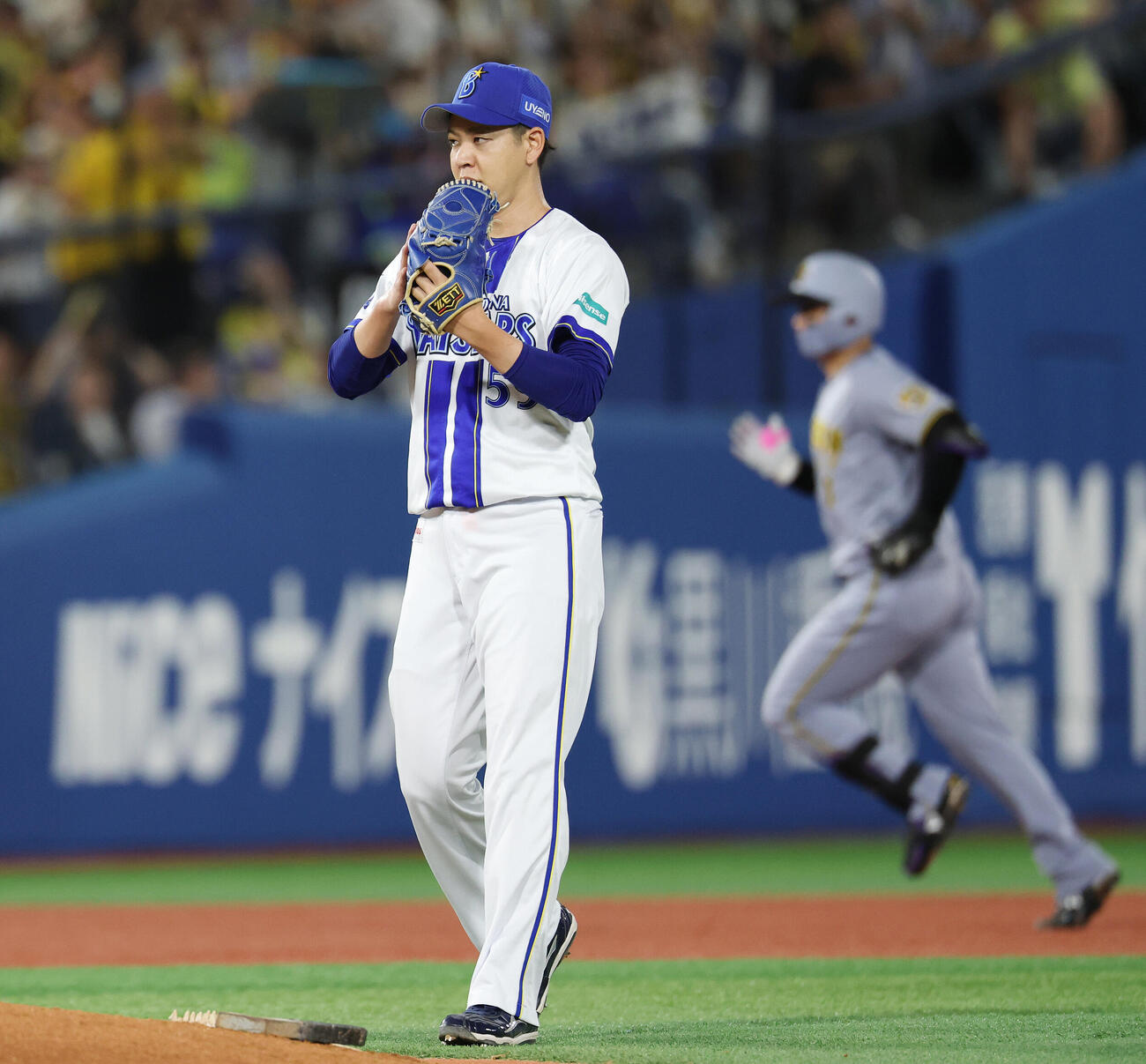 DeNA対阪神　4回表阪神1死、森下翔太に本塁打を浴びた平良拳太郎（撮影・宮地輝）