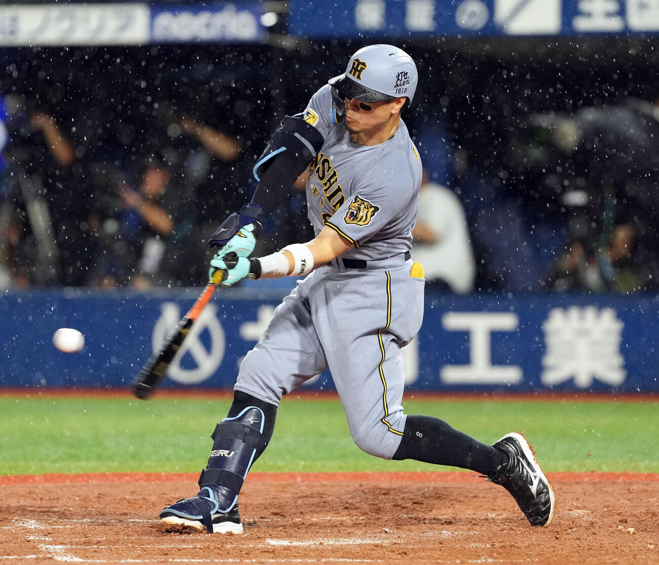 DeNA対阪神　8回表阪神1死、右越えにソロ本塁打を放つ佐藤輝明（撮影・たえ見朱実）