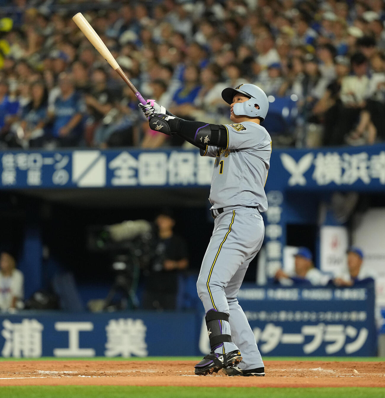 DeNA対阪神　4回表阪神1死、同点の30号本塁打を放ち打球の行方を見る森下翔太（撮影・たえ見朱実）