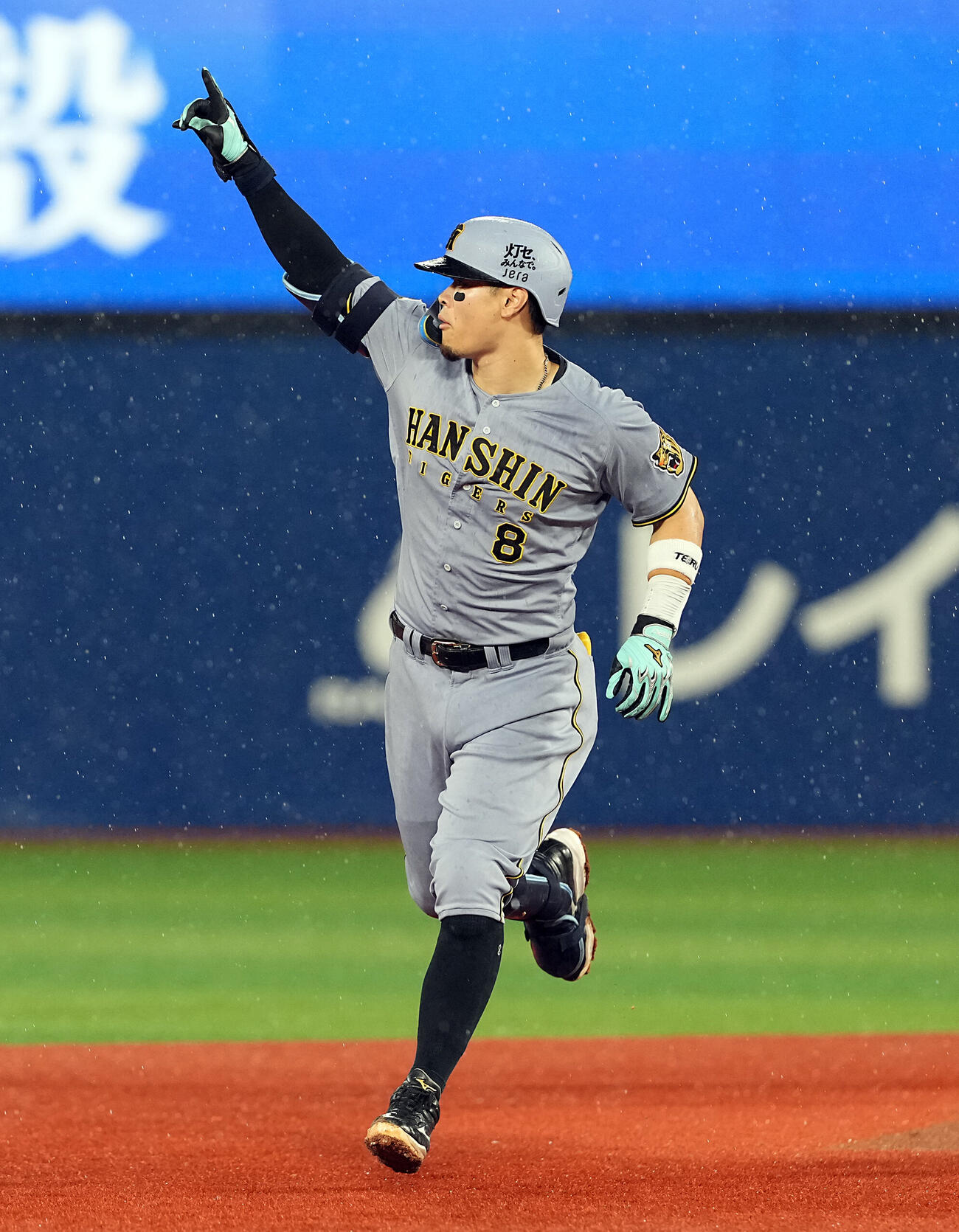 DeNA対阪神　8回表阪神1死、右越えに本塁打を放ちポーズをとる佐藤輝明（撮影・たえ見朱実）