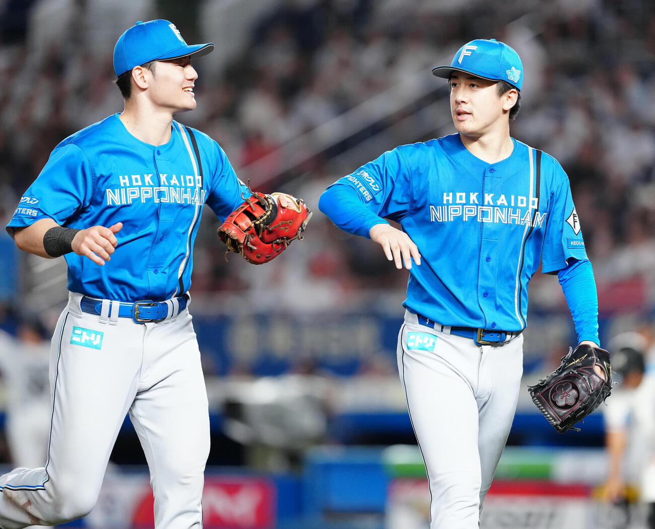ロッテ対日本ハム　6回裏を終え、清宮幸太郎（左）を迎える日本ハム北山亘基（撮影・鈴木みどり）