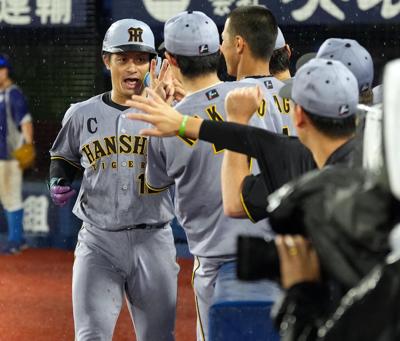 DeNA対阪神　9回表阪神無死、ソロ本塁打を放った坂本誠志郎（撮影・たえ見朱実）