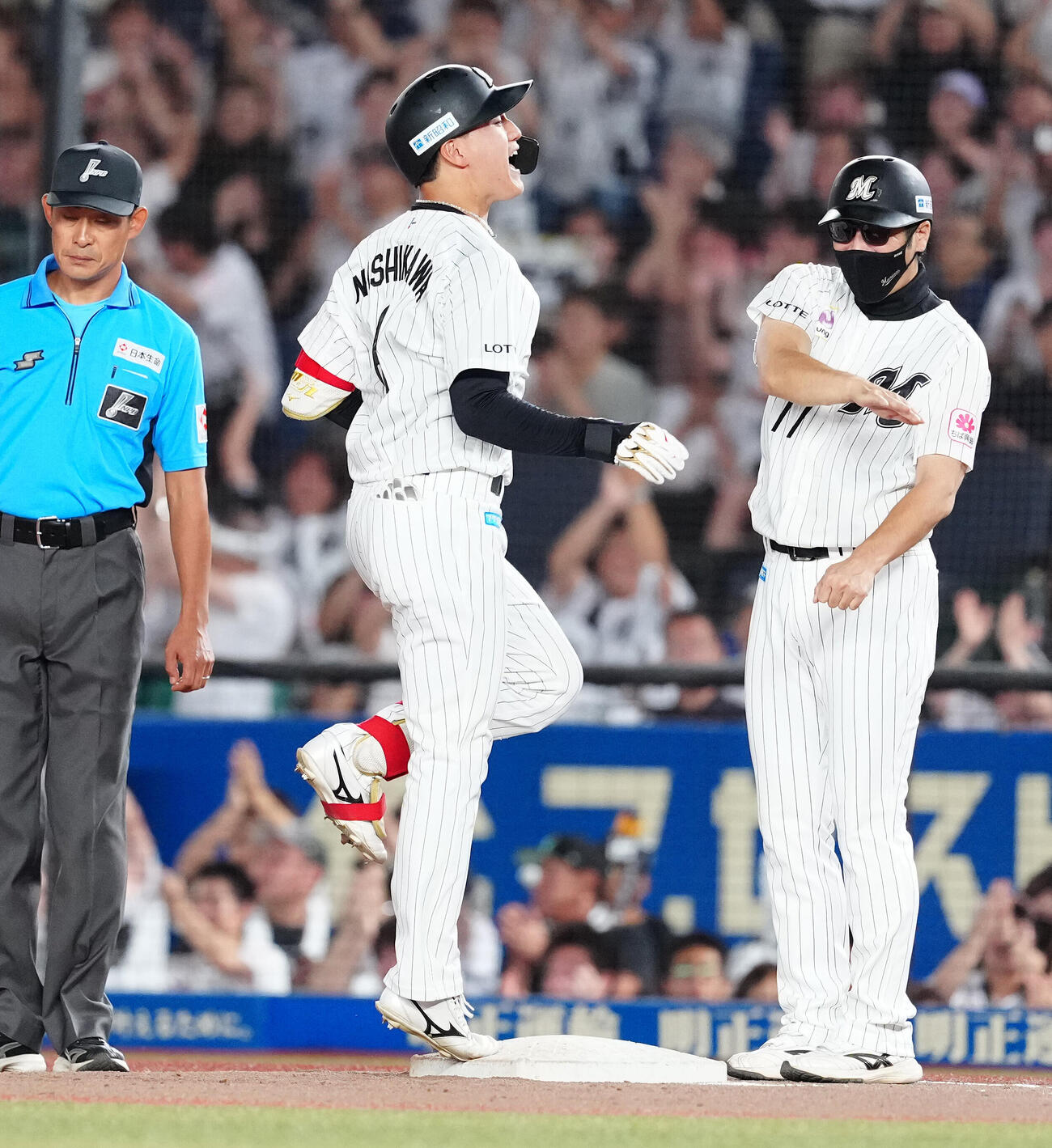 ロッテ対日本ハム　8回裏ロッテ1死一、二塁、適時打を放ちほえる西川史礁（撮影・鈴木みどり）
