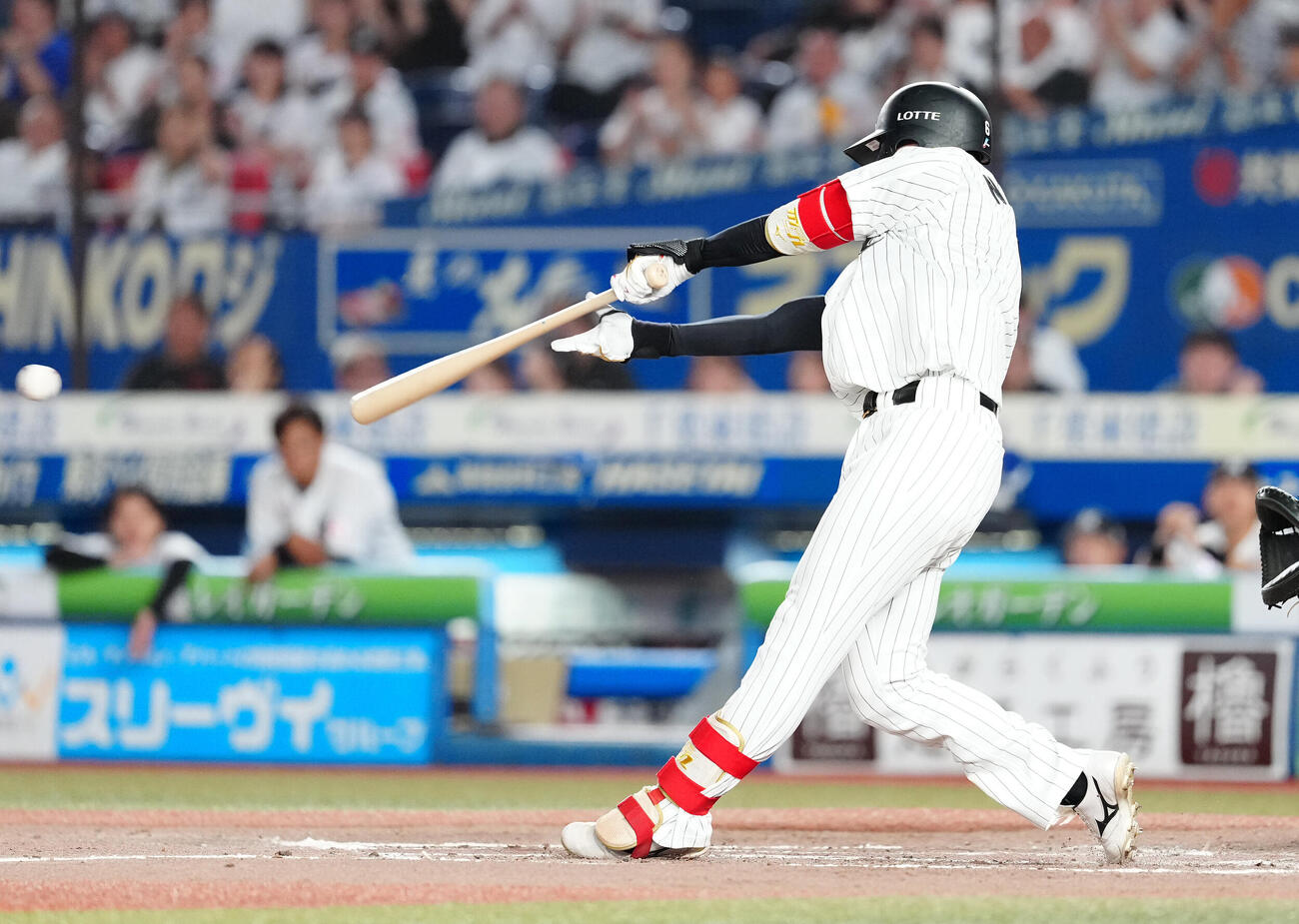 ロッテ対日本ハム　8回裏ロッテ1死一、二塁、適時打を放つ西川史礁（撮影・鈴木みどり）