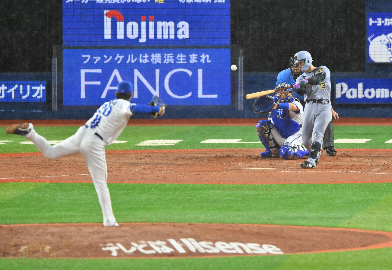 DeNA対阪神　9回表阪神無死、坂本誠志郎は本塁打を放つ。投手坂本裕哉（撮影・滝沢徹郎）