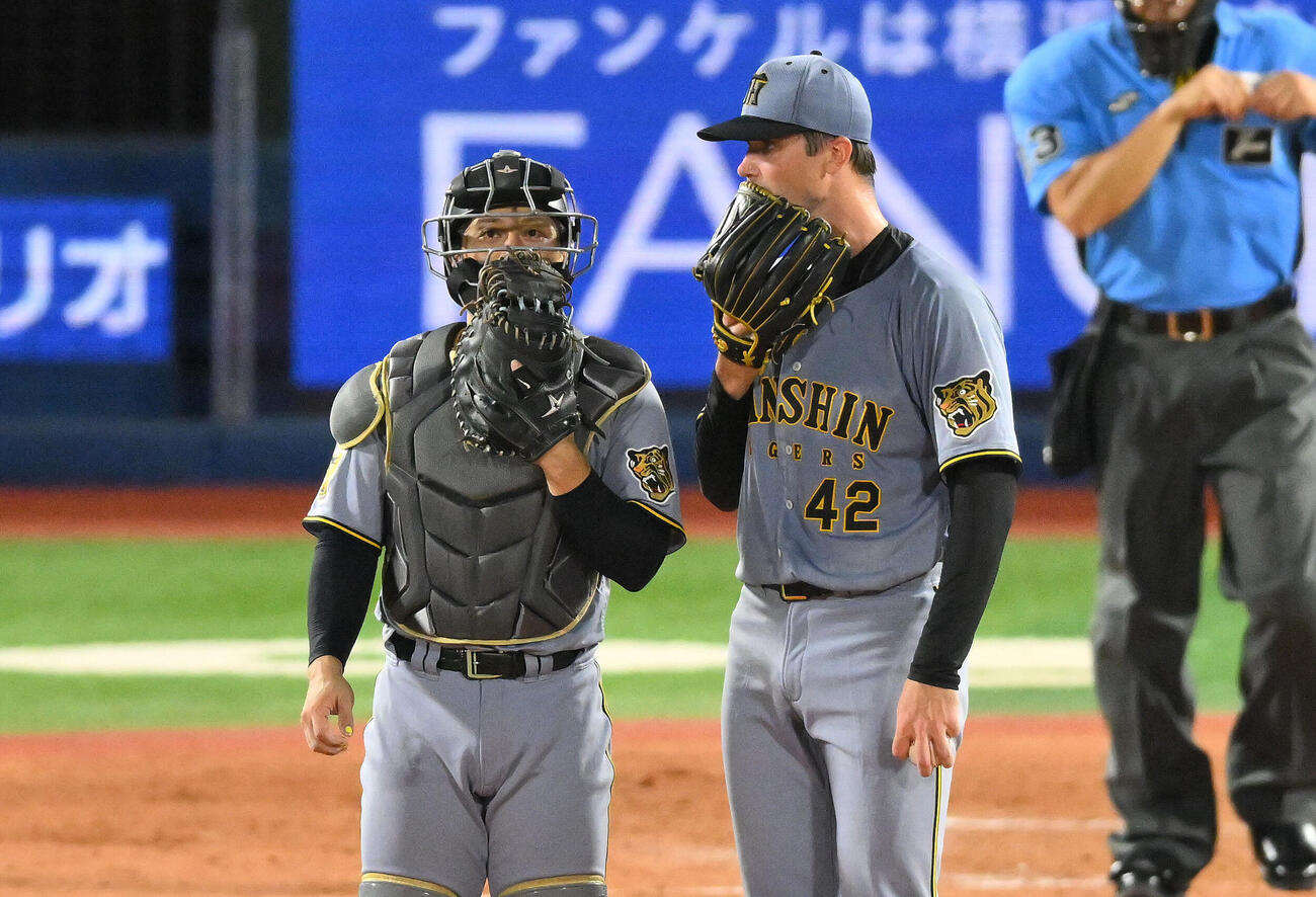 DeNA対阪神　3回裏、阪神先発のイーストン・ルーカス（右）と話す坂本誠志郎（撮影・滝沢徹郎）