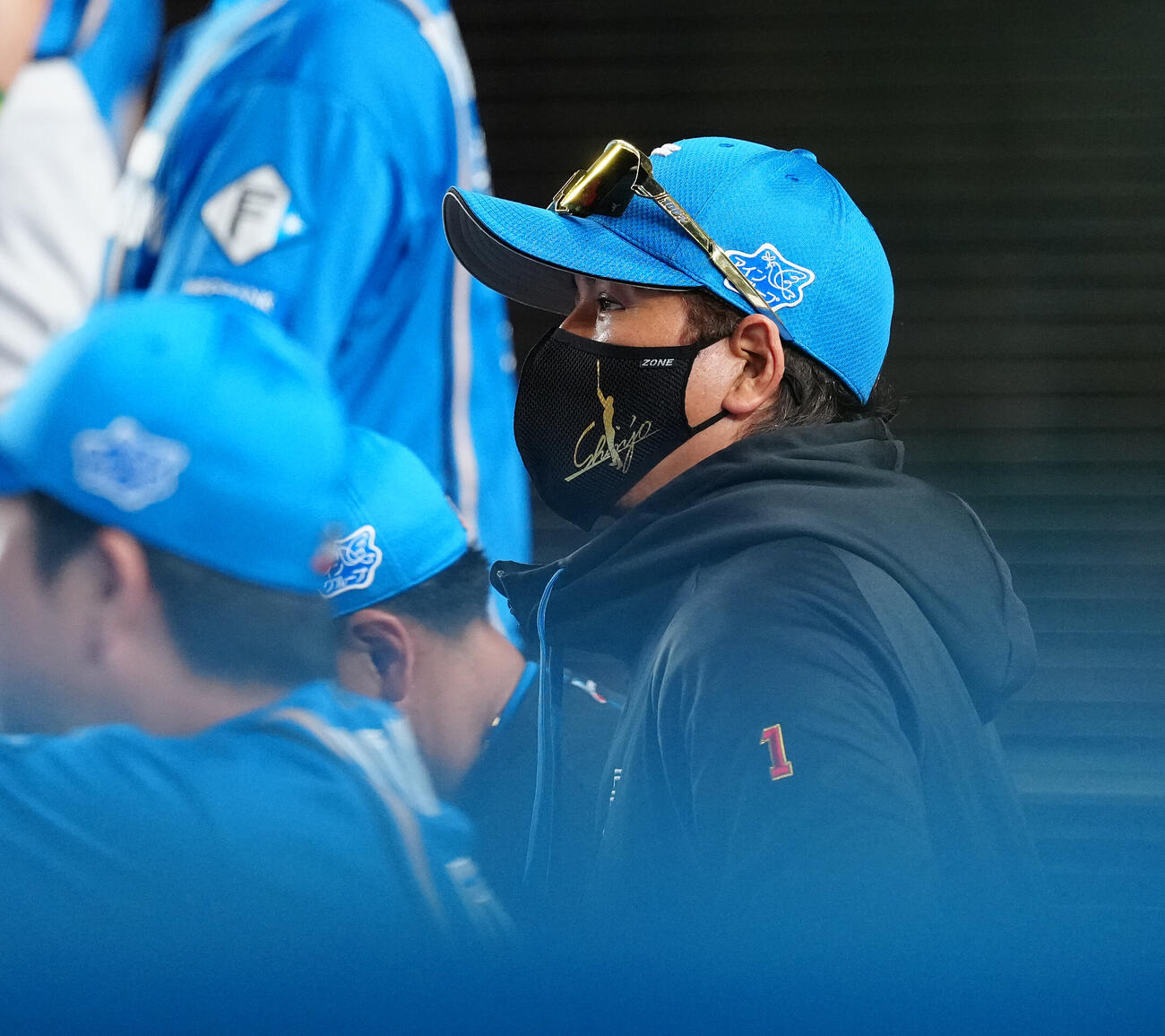 ロッテ対日本ハム　9回裏、ベンチから試合を見守る日本ハム新庄剛志監督（撮影・鈴木みどり）