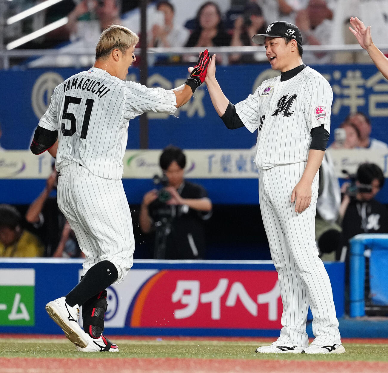 ロッテ対日本ハム　10回裏ロッテ無死一、二塁、サヨナラの適時二塁打を放った山口航輝（左）を笑顔で迎えるサブロー監督（撮影・鈴木みどり）