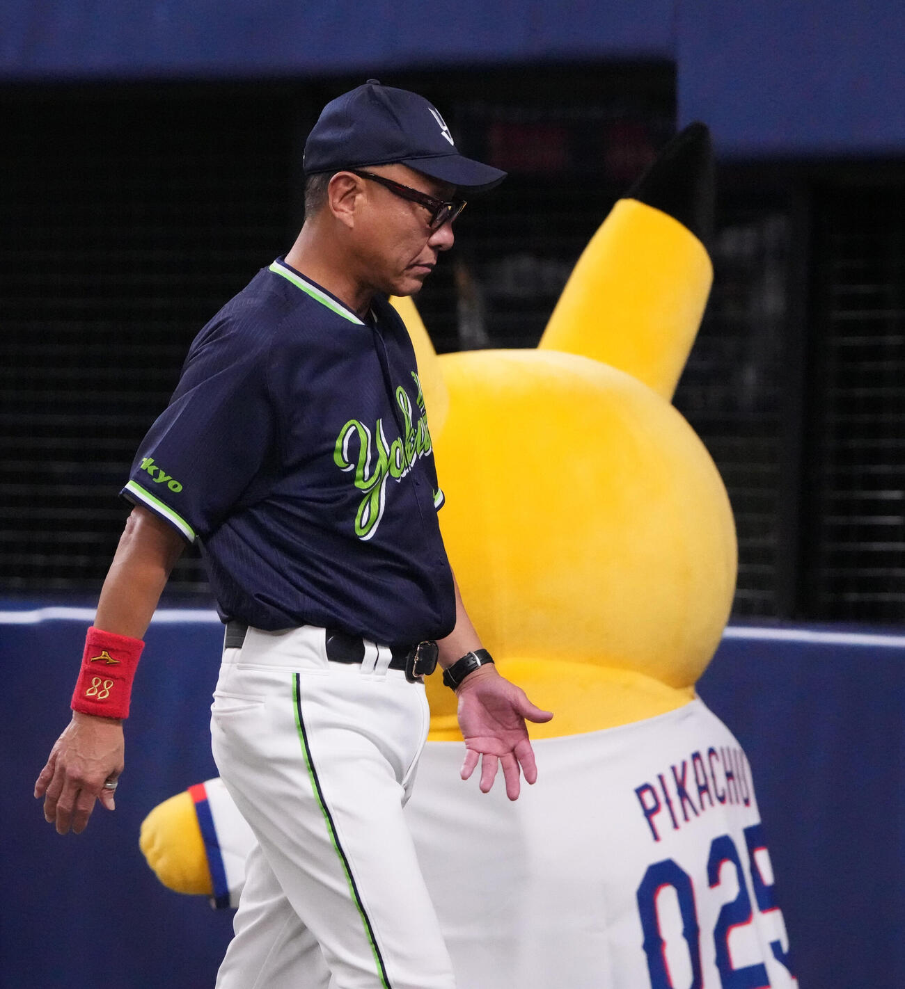 中日対ヤクルト　7回表終了、選手交代を告げベンチへ戻る池山隆寛監督（撮影・森本幸一）