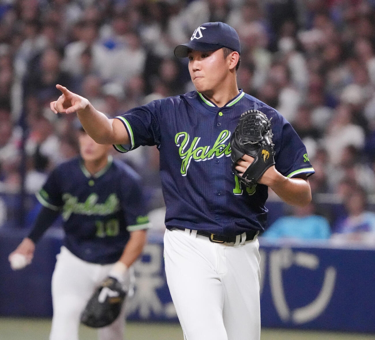 中日対ヤクルト　3回終了、ヤクルト先発の奥川恭伸（右）は好守の武岡龍世を指さしながらベンチへ戻る（撮影・森本幸一）