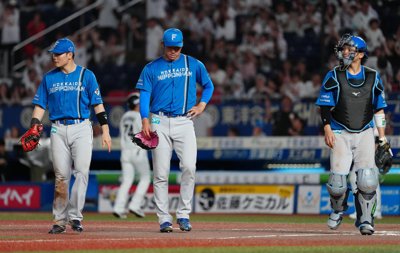 ロッテ対日本ハム　10回裏ロッテ無死一、二塁、山口航輝にサヨナラ打を浴び、うつむく清宮虎多朗。左は清宮幸太郎、右は郡司裕也（撮影・鈴木みどり）