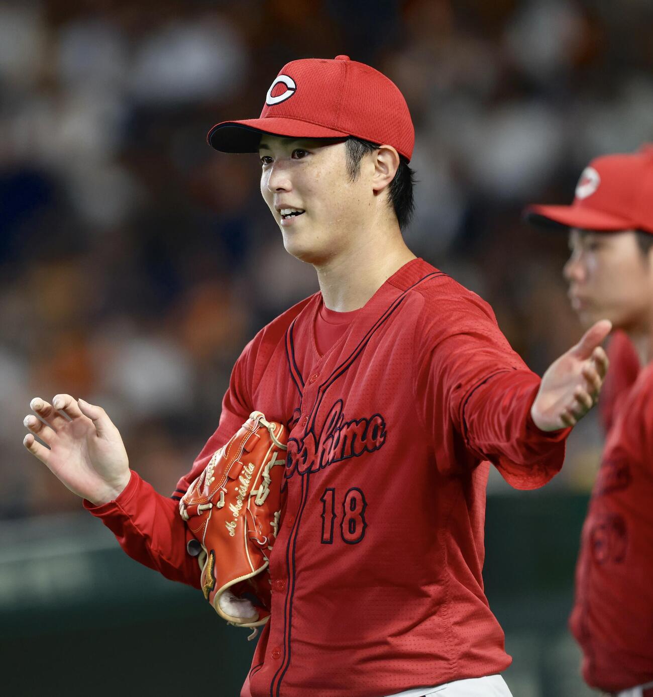 巨人対広島　5回裏を抑えチームメートを迎える森下暢仁（撮影・河田真司）