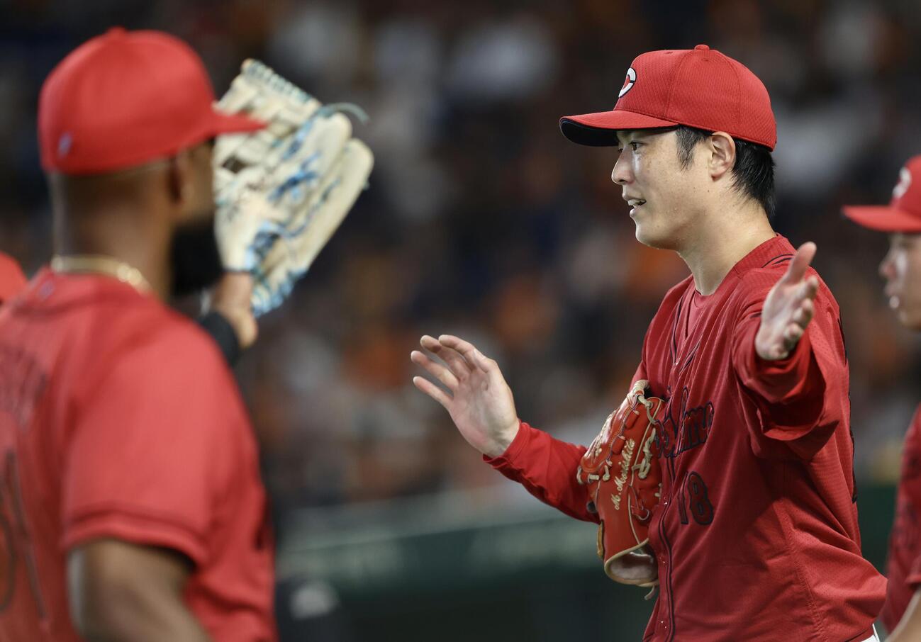 巨人対広島　5回裏を抑えチームメートを迎える森下暢仁（撮影・河田真司）