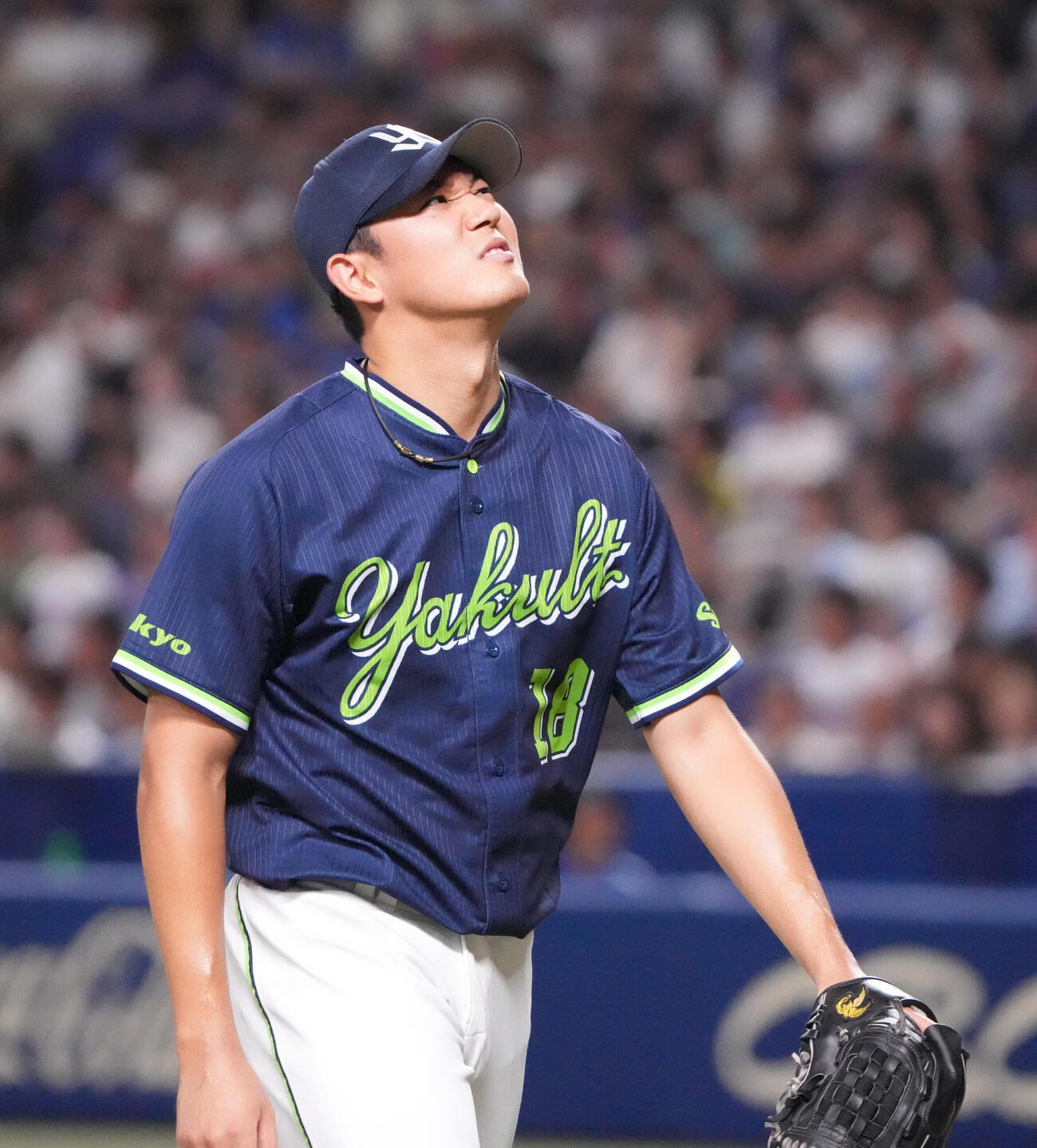 中日対ヤクルト　1回終了、ヤクルト先発の奥川恭伸は険しい表情を見せながらベンチへ戻る（撮影・森本幸一）