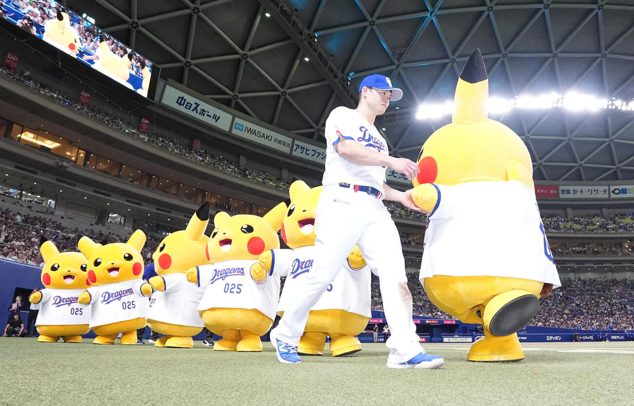 中日対ヤクルト　試合終了、細川成也（右から2人目）はピカチュウたちとタッチを交わしながらお立ち台へ向かう（撮影・森本幸一）