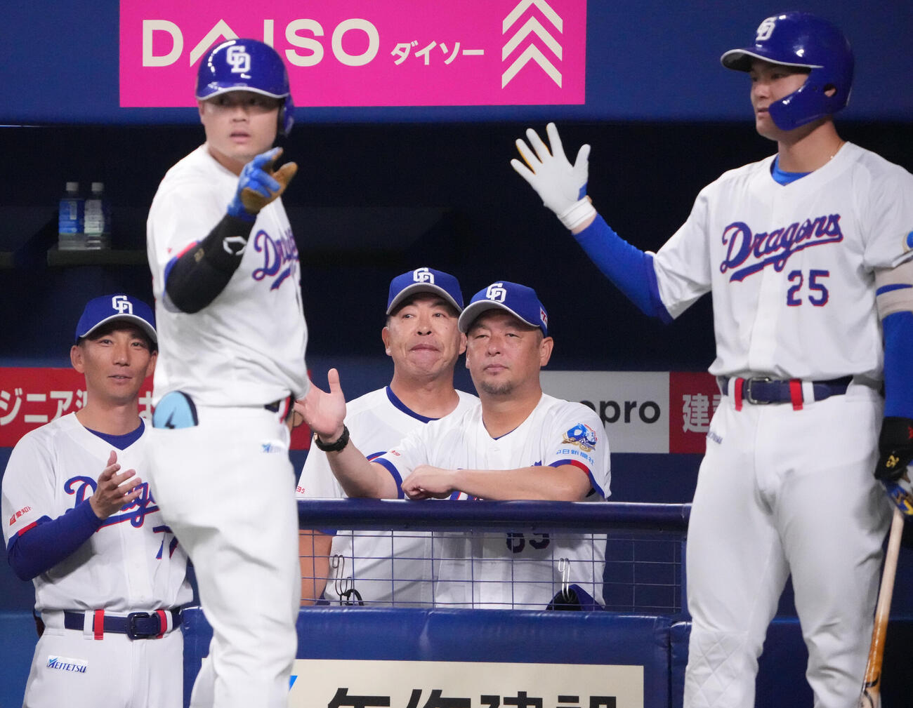 中日対ヤクルト　1回裏中日無死一、二塁、井上一樹監督（中央）は3点本塁打を放った細川成也を迎える（撮影・森本幸一）