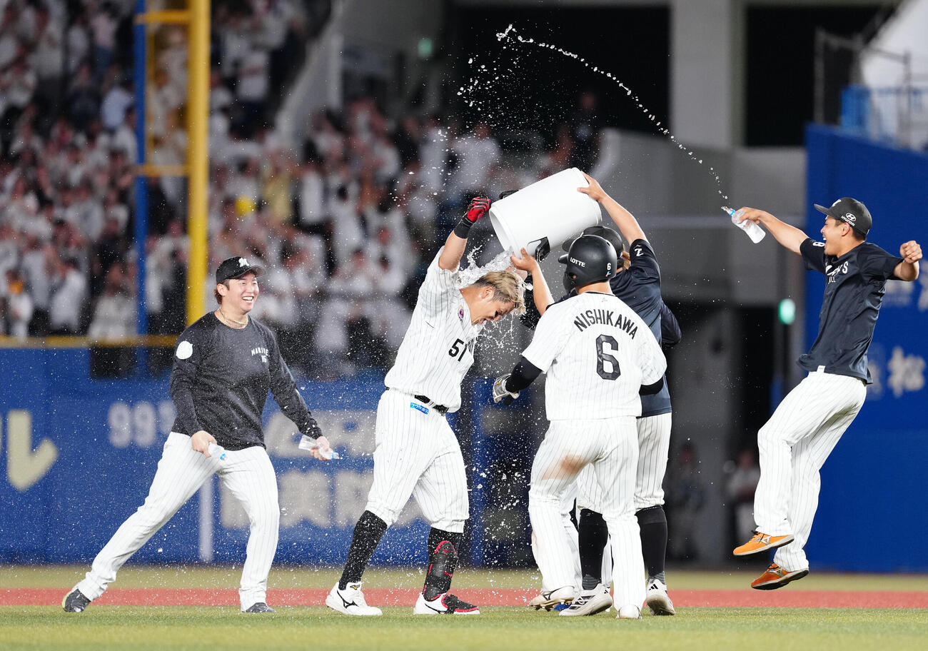 ロッテ対日本ハム　10回裏ロッテ無死一、二塁、サヨナラの適時二塁打を放った山口航輝（左から2人目）はナインから手洗い祝福を受ける（撮影・鈴木みどり）