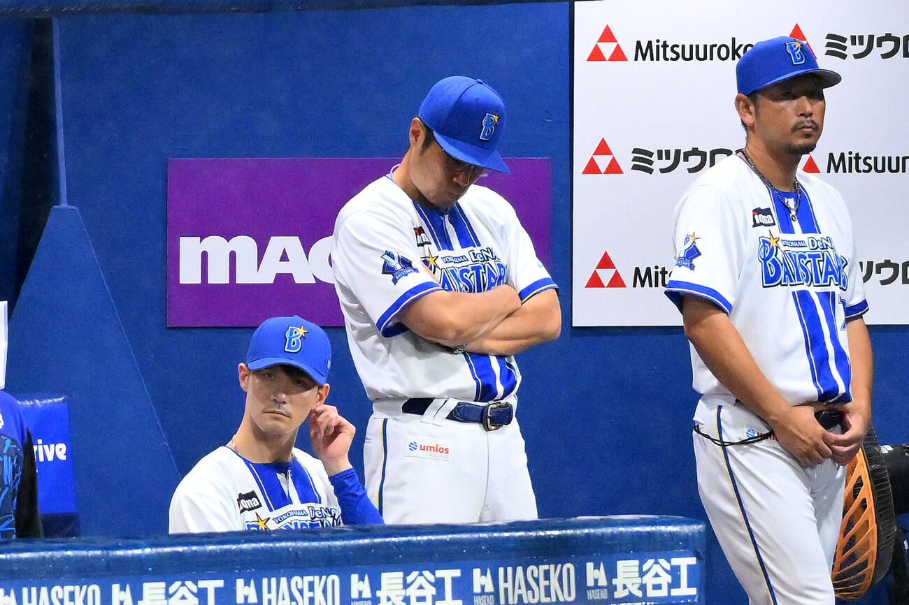 DeNA対阪神　9回裏、ベンチで浮かない表情のDeNA相川亮二監督（中央）（撮影・滝沢徹郎）