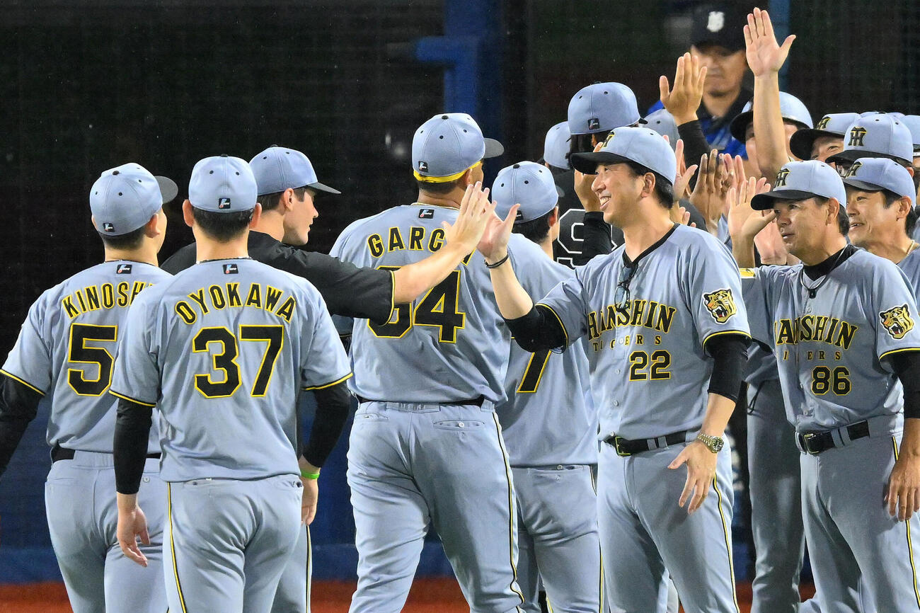 DeNA対阪神　試合後、阪神藤川球児監督（右手前）は勝利投手のイーストン・ルーカスとタッチを交わす（撮影・滝沢徹郎）