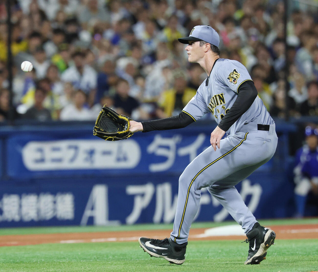 DeNA対阪神　4回裏DeNA2死二塁、平良拳太郎を投ゴロに打ち取るイーストン・ルーカス（撮影・宮地輝）