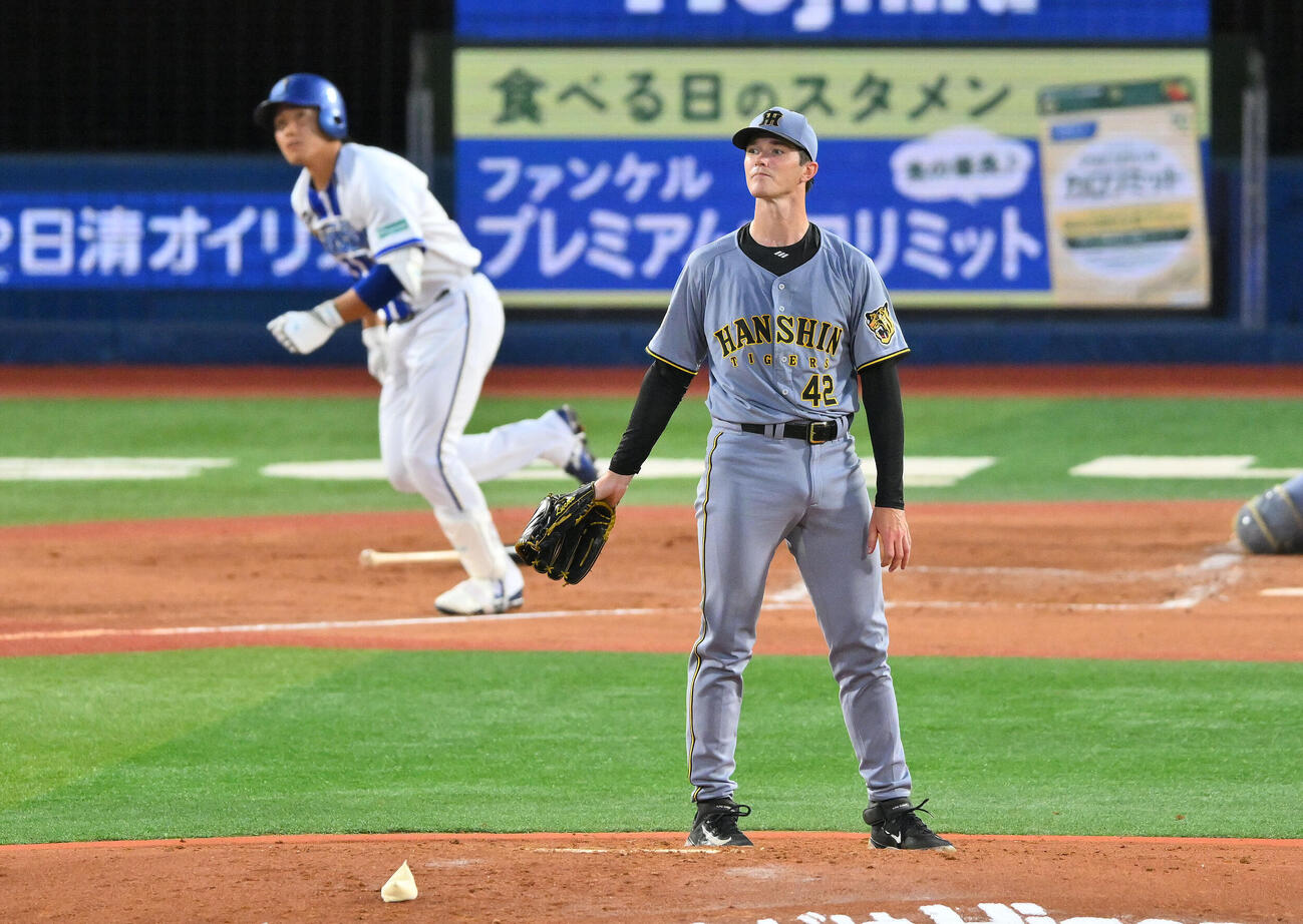 DeNA対阪神　2回裏DeNA1死、宮下朝陽（後方）に先制ソロ本塁打を浴びるイーストン・ルーカス（撮影・滝沢徹郎）