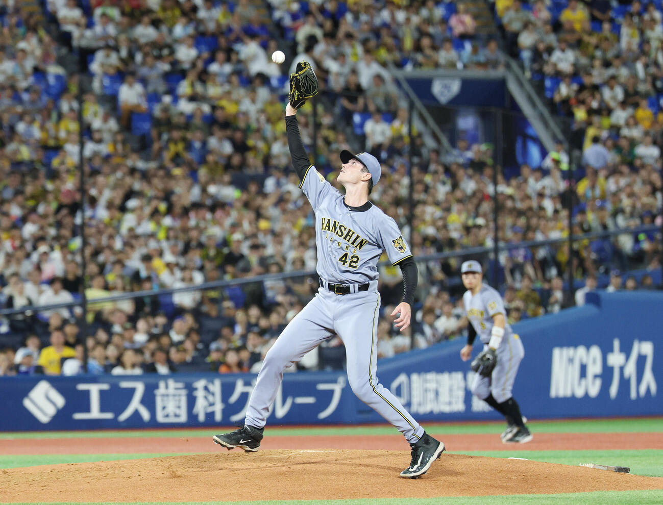 DeNA対阪神　4回裏DeNA1死一塁、戸柱恭孝を投ゴロに打ち取るイーストン・ルーカス（撮影・宮地輝）