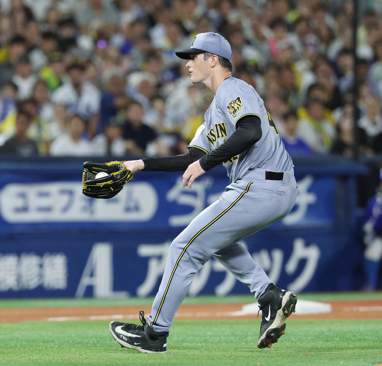 DeNA対阪神　4回裏DeNA2死二塁、平良拳太郎を投ゴロに打ち取るイーストン・ルーカス（撮影・宮地輝）