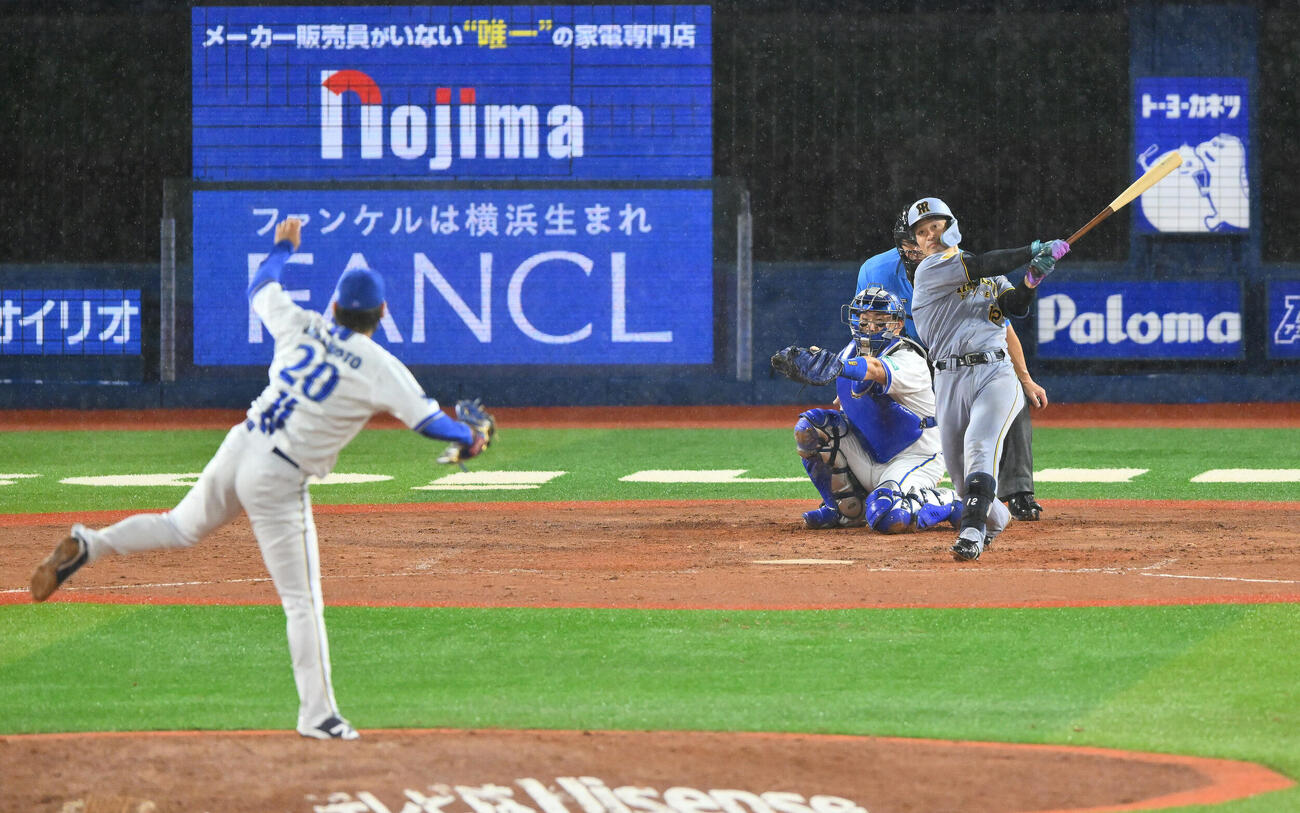 DeNA対阪神　9回表阪神無死、坂本誠志郎はソロ本塁打を放つ。投手坂本裕哉（撮影・滝沢徹郎）