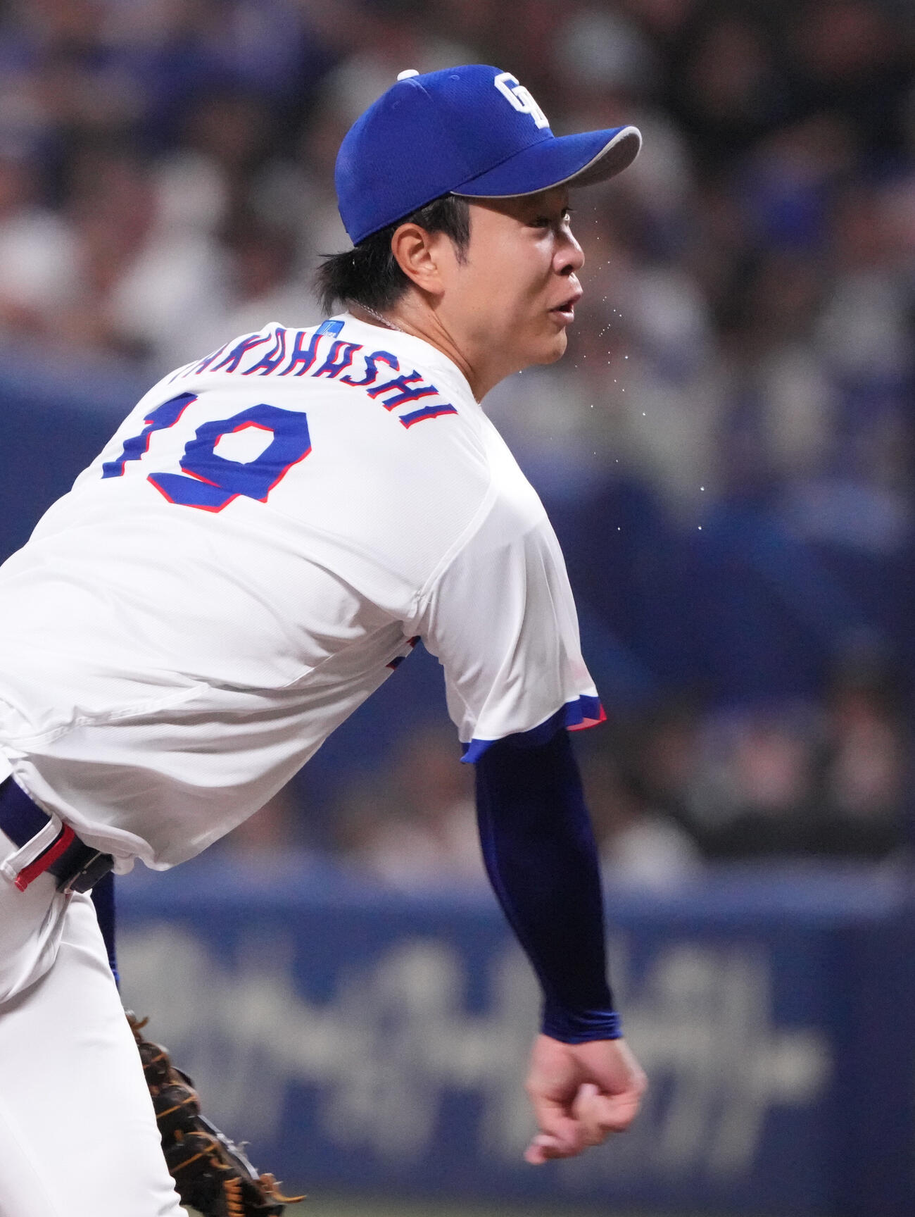 中日対ヤクルト　5回表、汗を飛ばし力投する中日先発の高橋宏斗（撮影・森本幸一）
