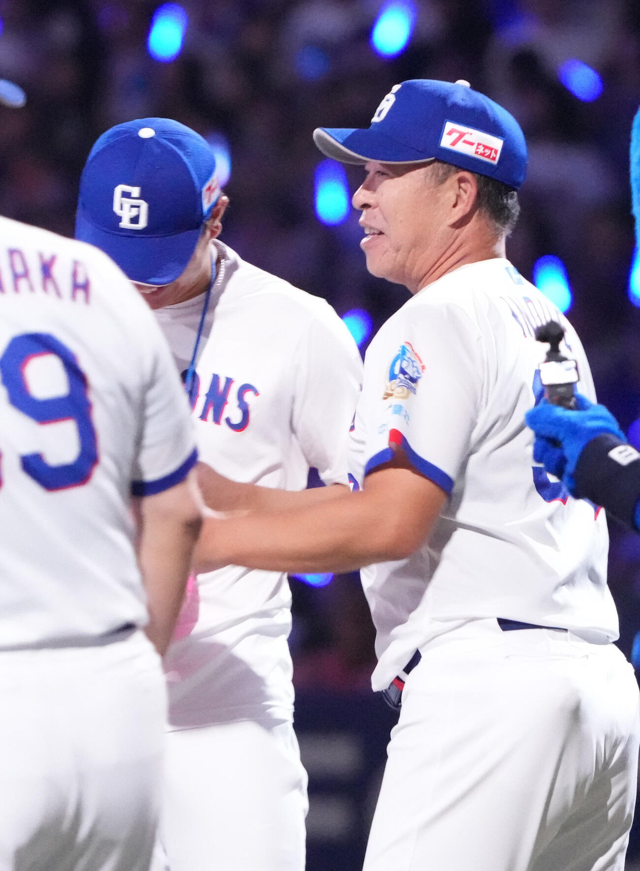 中日対ヤクルト　試合終了、井上一樹監督（右）は高橋宏斗と言葉を交わす（撮影・森本幸一）