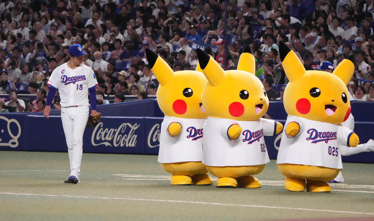 中日対ヤクルト　6回表開始前、中日先発の高橋宏斗（左）はピカチュウを見つめながらマウンドへ向かう（撮影・森本幸一）