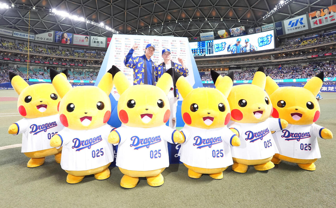 中日対ヤクルト　ヒーローインタビューを終えピカチュウたちとポーズを決める壇上左から高橋宏斗と細川成也（撮影・森本幸一）