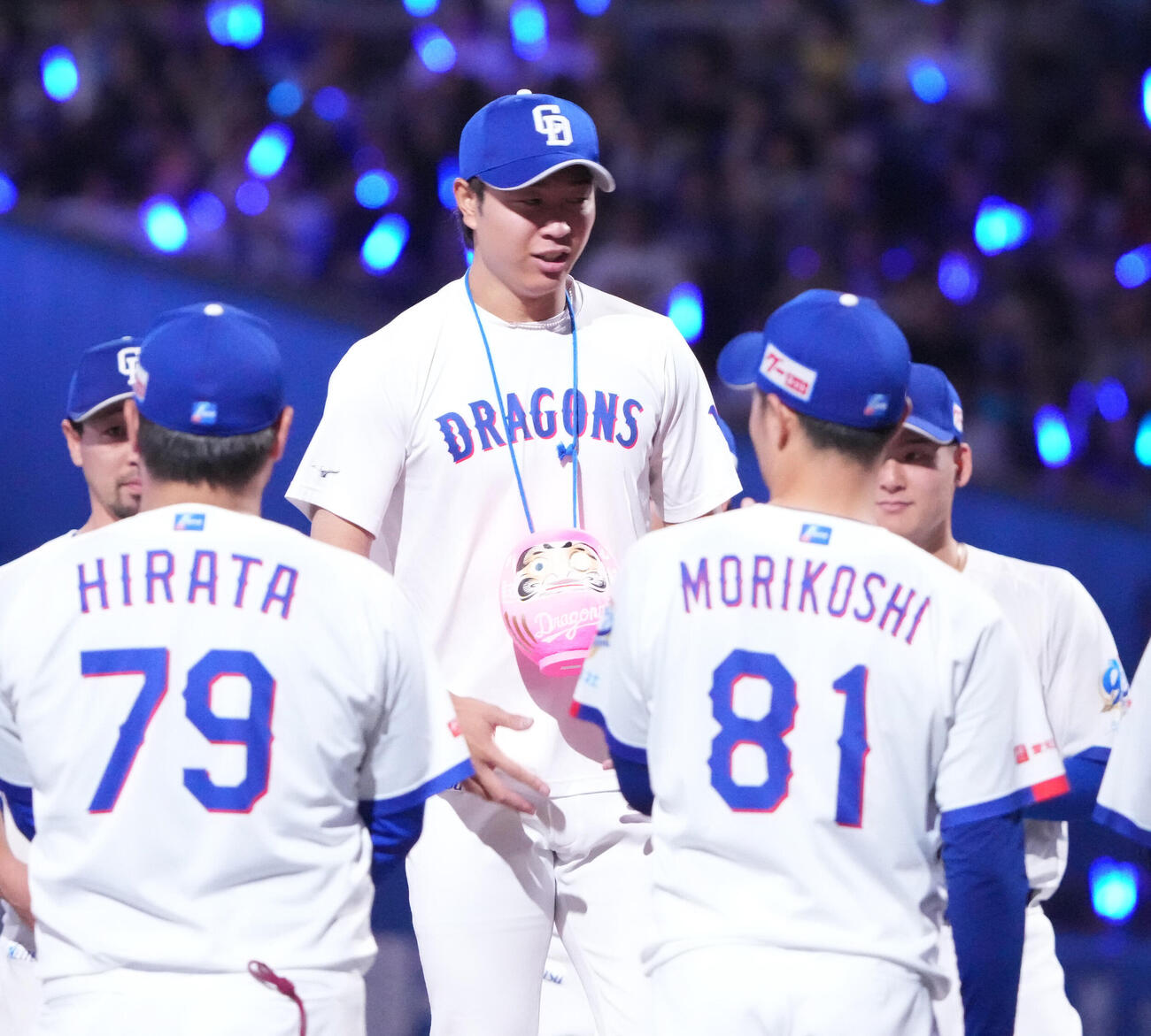 中日対ヤクルト　試合終了、高橋宏斗（中央）はナインと言葉を交わす（撮影・森本幸一）
