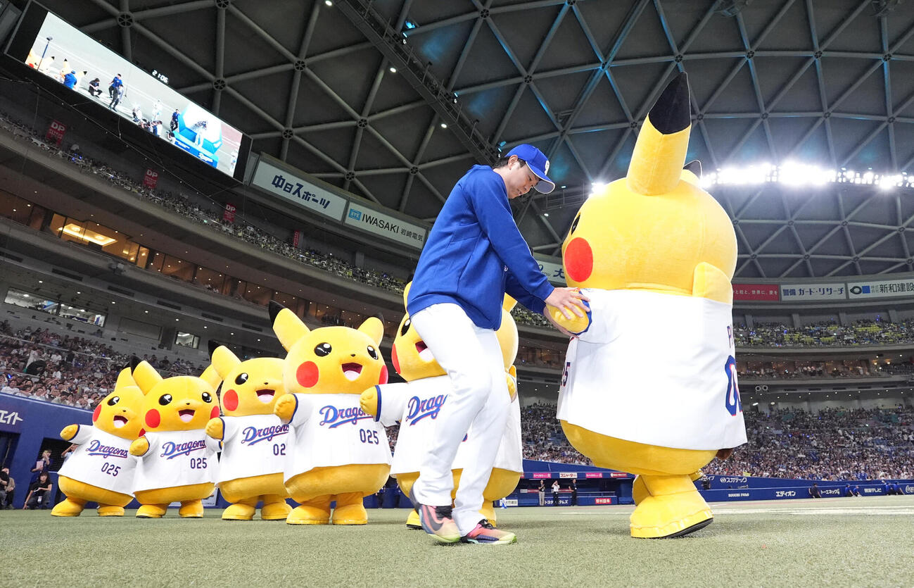 中日対ヤクルト　試合終了、中日高橋宏斗（右から2人目）はピカチュウたちとタッチを交わしながらお立ち台へ向かう（撮影・森本幸一）