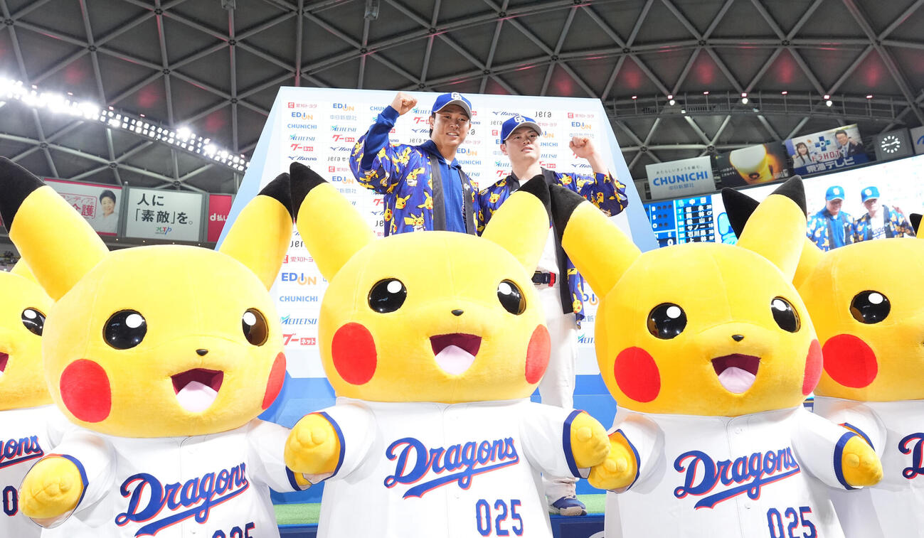 中日対ヤクルト　ヒーローインタビューを終えピカチュウたちとポーズを決める中日高橋宏斗（左）と細川成也（撮影・森本幸一）