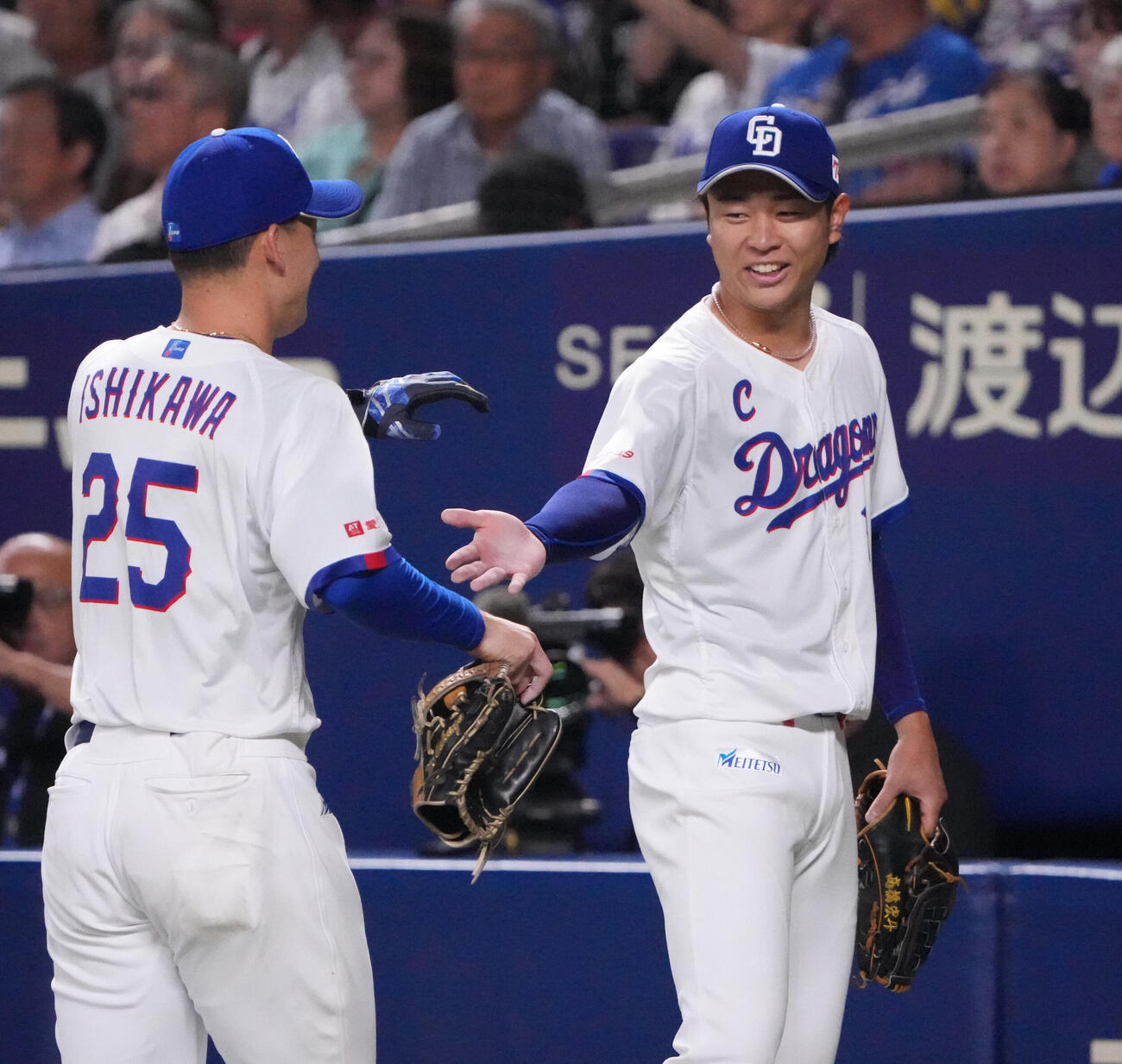 中日対ヤクルト　2回表終了、中日先発の高橋宏斗（右）は石川昂弥とタッチを交わしながらベンチへ戻る（撮影・森本幸一）