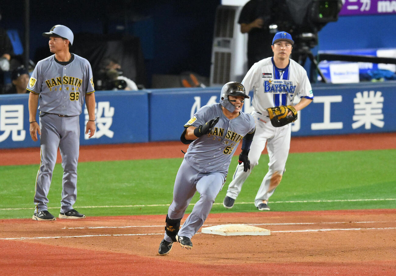 DeNA対阪神　6回表阪神2死一塁、前川右京（手前）は二塁打を放ち一塁を回る（撮影・滝沢徹郎）