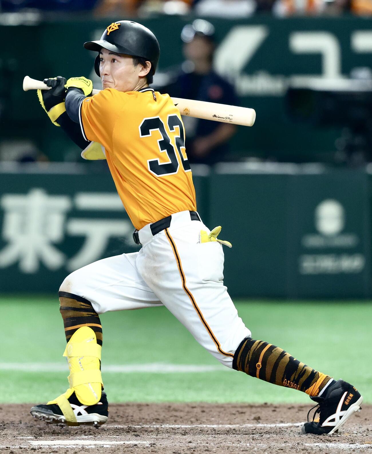 巨人対広島　8回裏巨人無死、左前打を放つ浦田俊輔（撮影・河田真司）