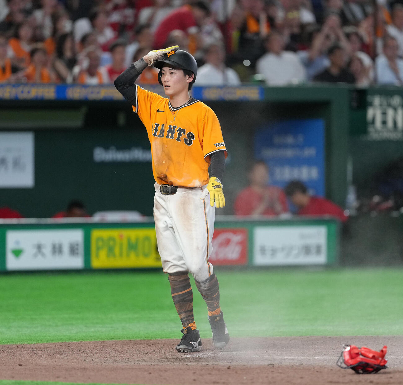 巨人対広島　8回裏巨人1死二、三塁、ボビー・ダルベックの投ゴロで本塁を狙った三塁走者浦田俊輔は本塁アウトとなりセーフをアピール（撮影・足立雅史）
