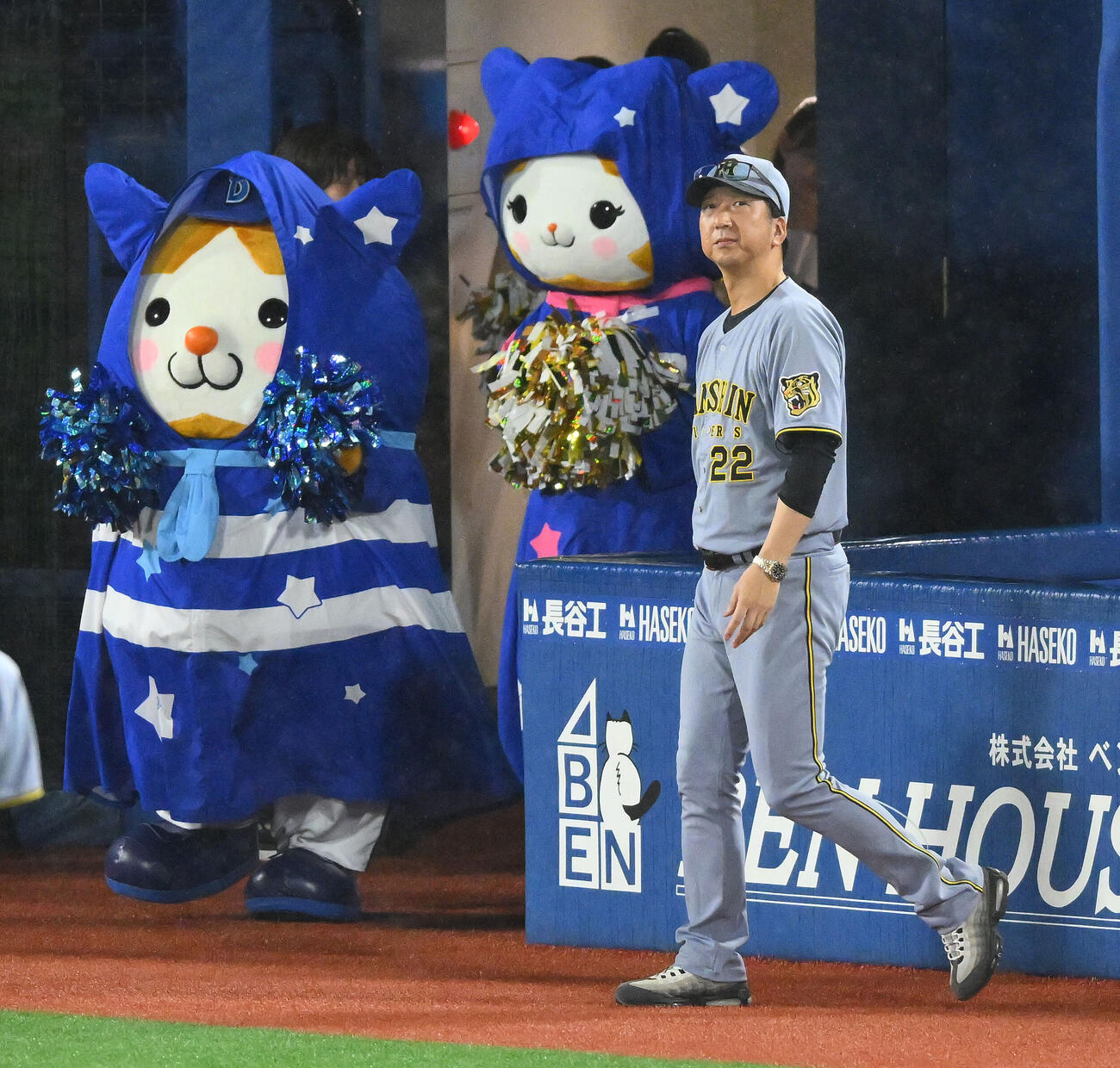 DeNA対阪神　交代を告げにベンチを出る阪神藤川球児監督（撮影・滝沢徹郎）