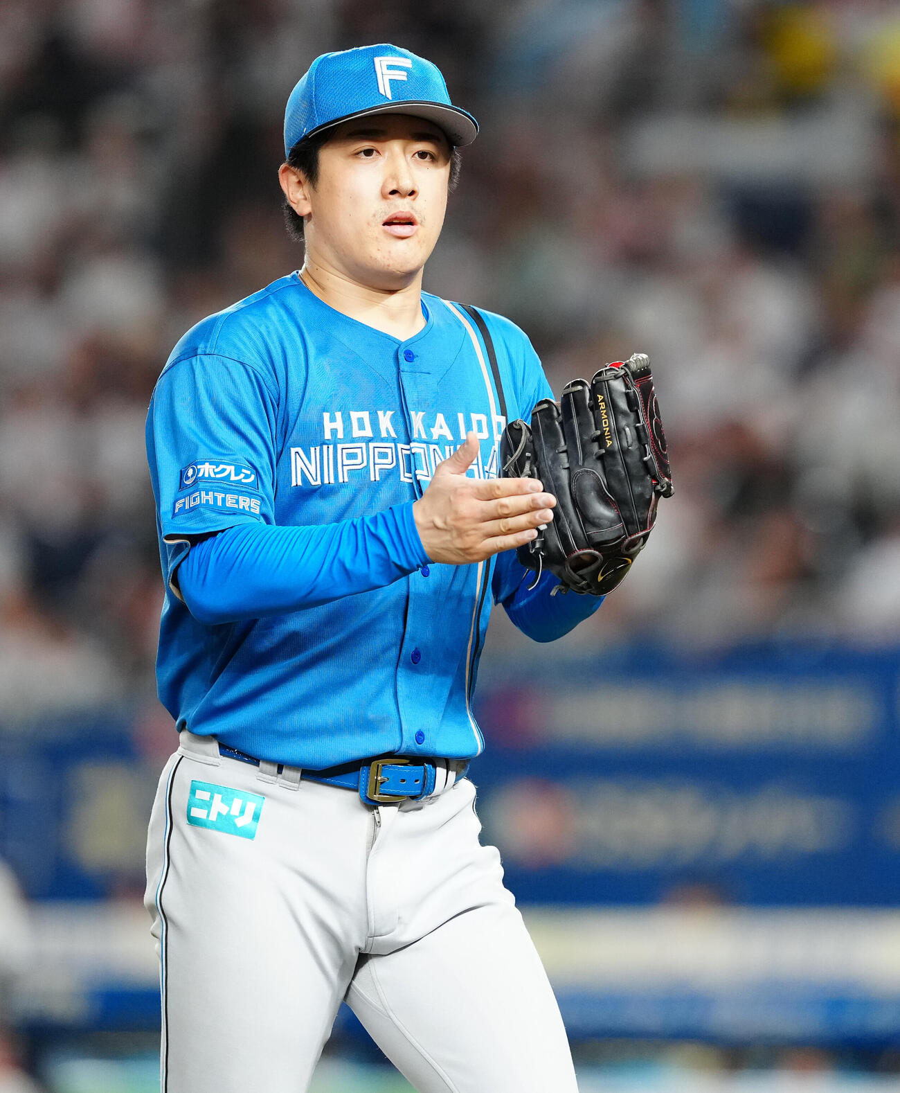 ロッテ対日本ハム　6回裏を終え、グラブをたたく日本ハム北山亘基（撮影・鈴木みどり）