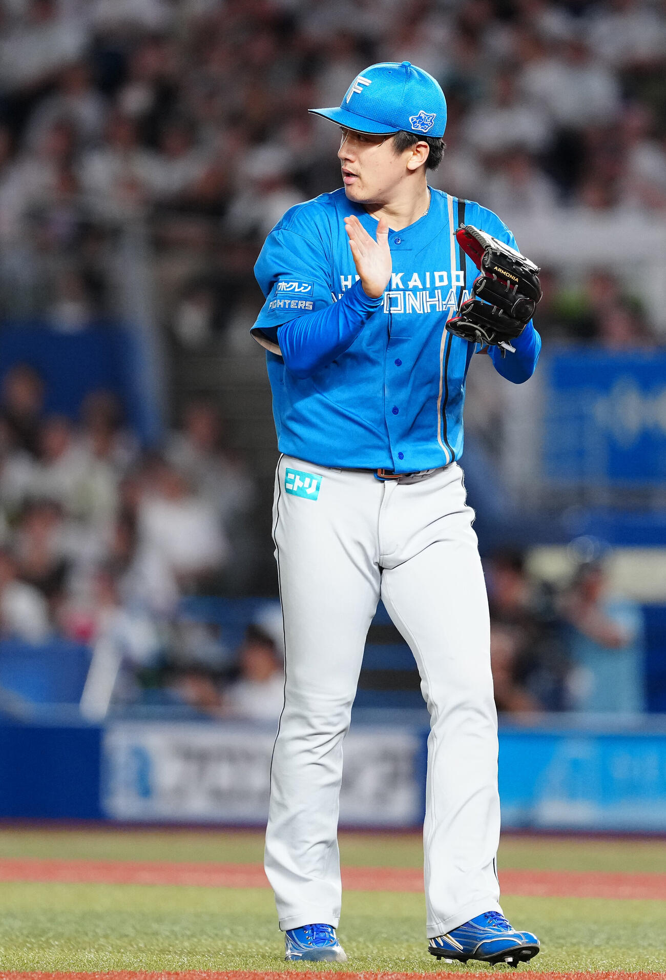 ロッテ対日本ハム　5回裏ロッテ2死二塁、松川虎生の打球を中堅手細川凌平が好捕し、グラブをたたく北山亘基（撮影・鈴木みどり）