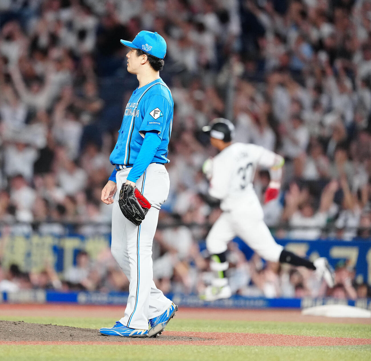 ロッテ対日本ハム　7回裏ロッテ無死、佐藤都志也にソロ本塁打を浴び、ぼうぜんとする北山亘基（撮影・鈴木みどり）